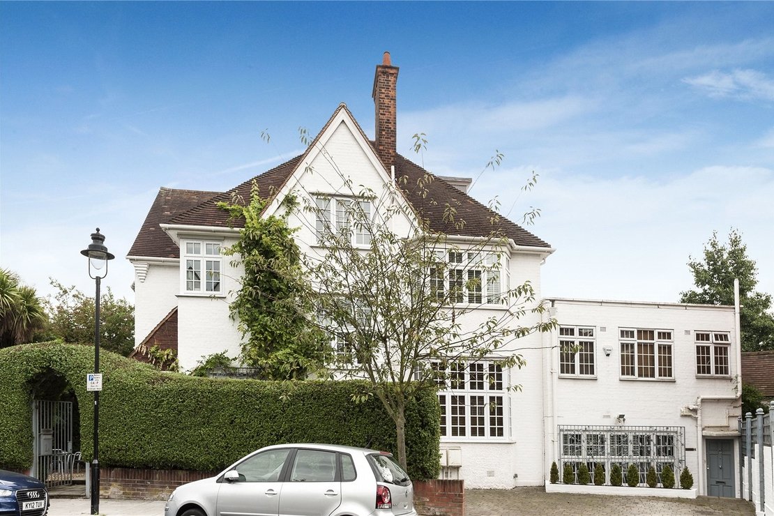 6 bedroom House for sale in Ranulf Road-view1