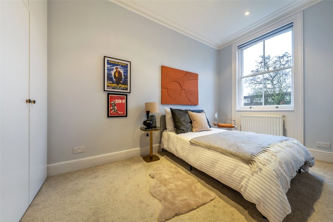 2 bedroom Flat for sale in Regents Park Road-view9