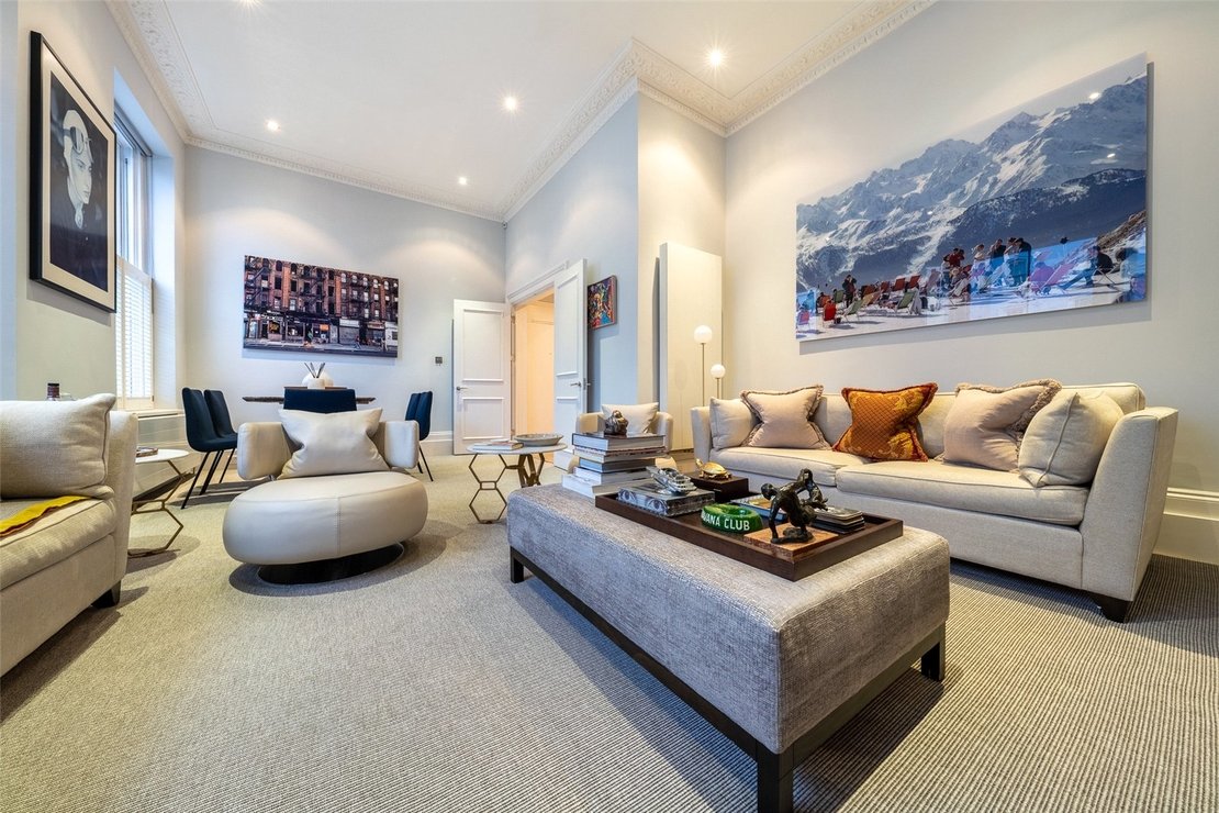2 bedroom Flat for sale in Regents Park Road-view4
