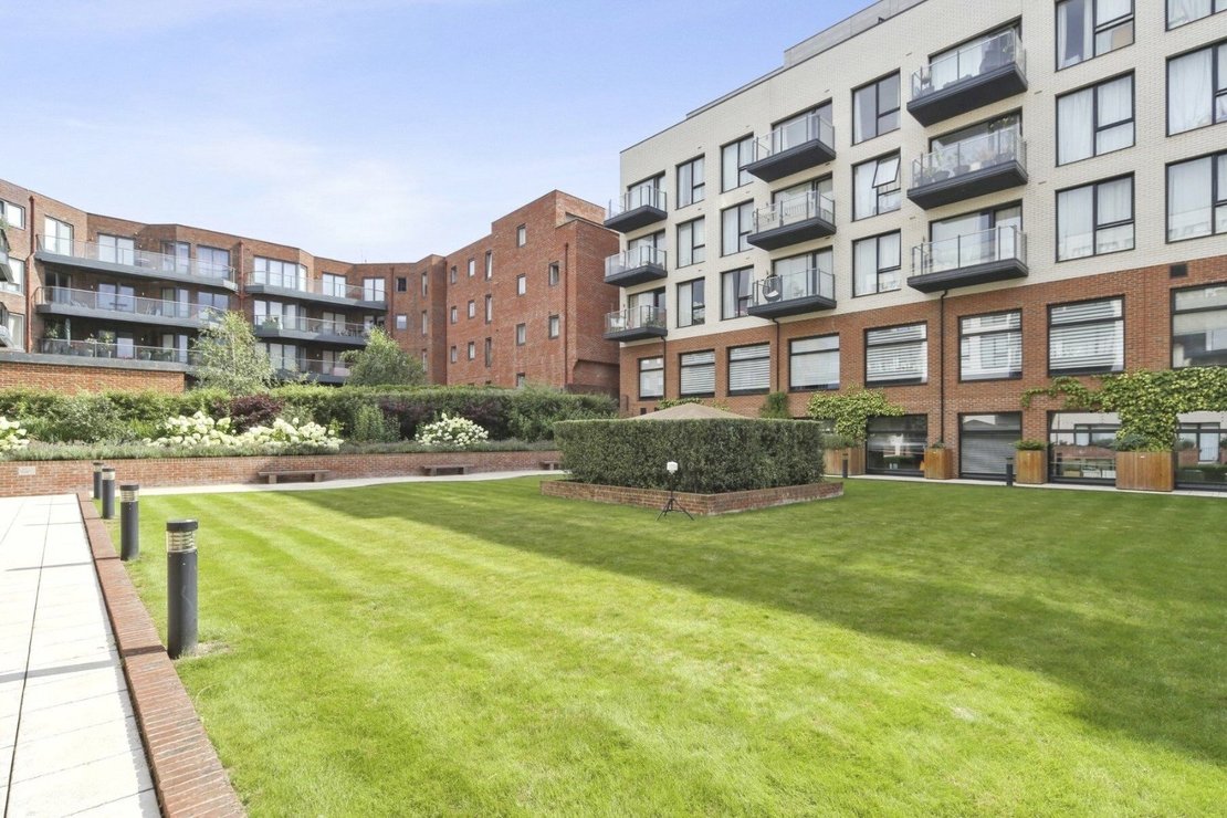 2 bedroom Flat for sale in Regis Place-view8