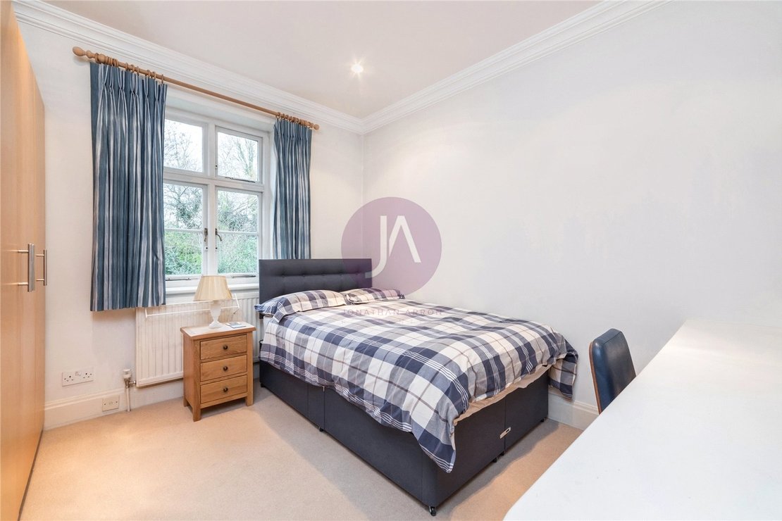 4 bedroom House for sale in Rotherwick Road-view10