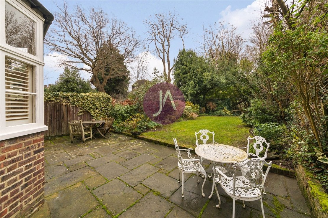 4 bedroom House for sale in Rotherwick Road-view6
