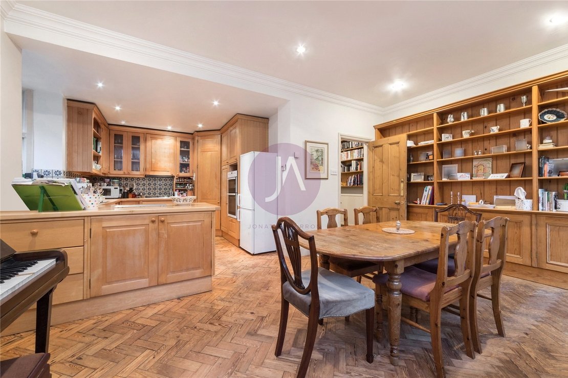 4 bedroom House for sale in Rotherwick Road-view12