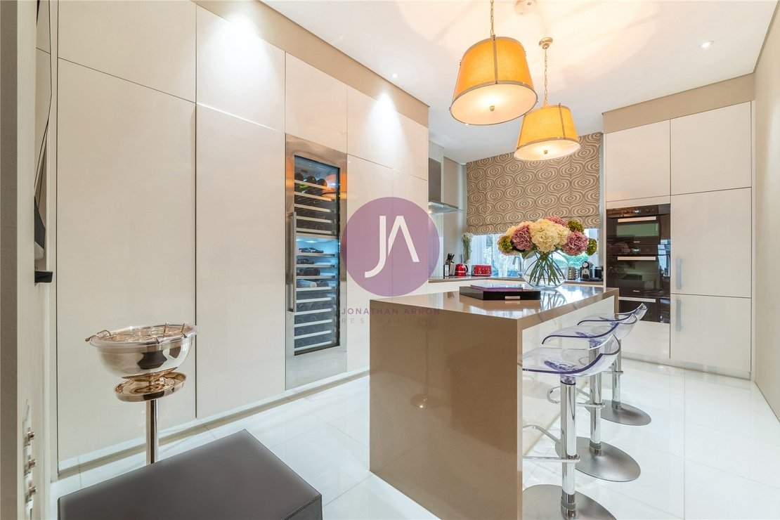 3 bedroom Flat for sale in Rutland Court-view3