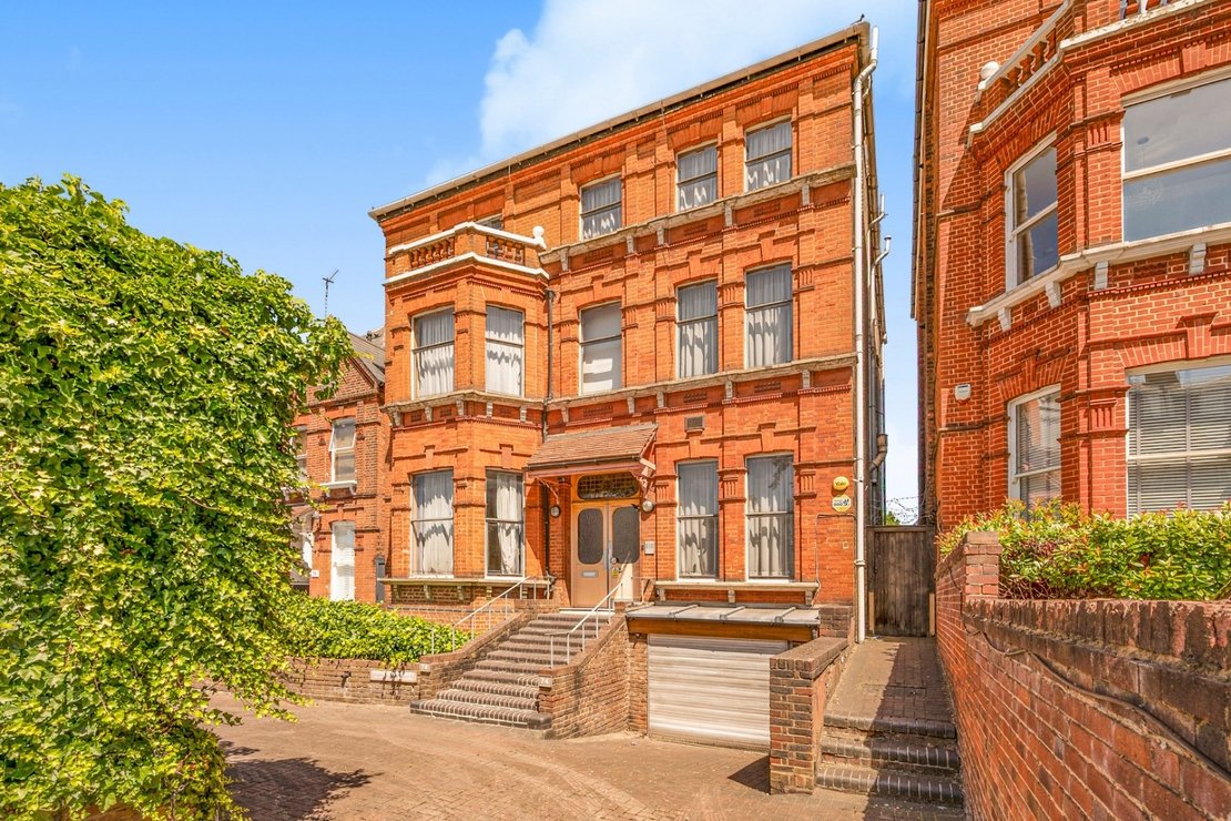 House for sale in Shoot Up Hill-view1