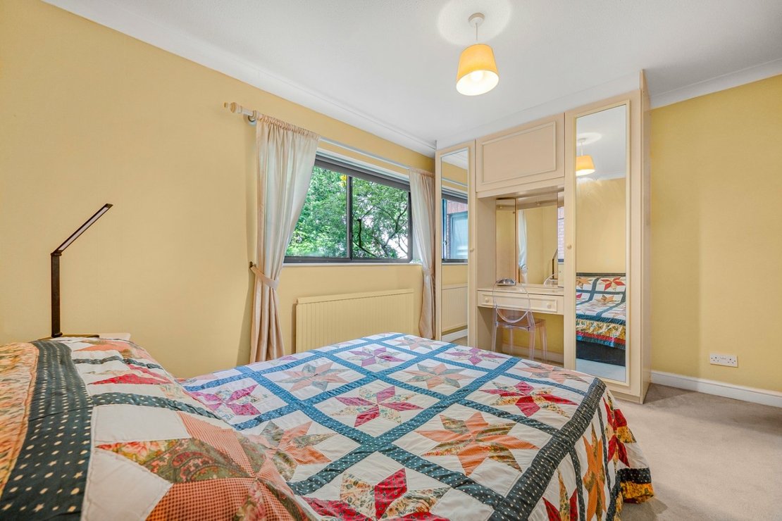 2 bedroom Flat for sale in Spencer Close-view5