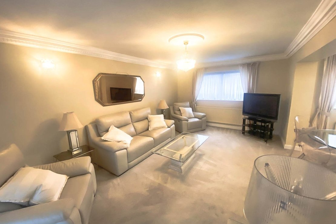 2 bedroom Flat for sale in Spencer Close-view2