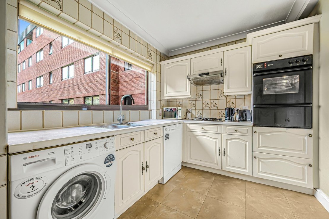 2 bedroom Flat for sale in Spencer Close-view4