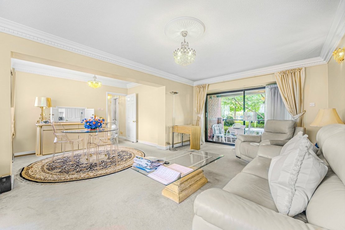 2 bedroom Flat for sale in Spencer Close-view2