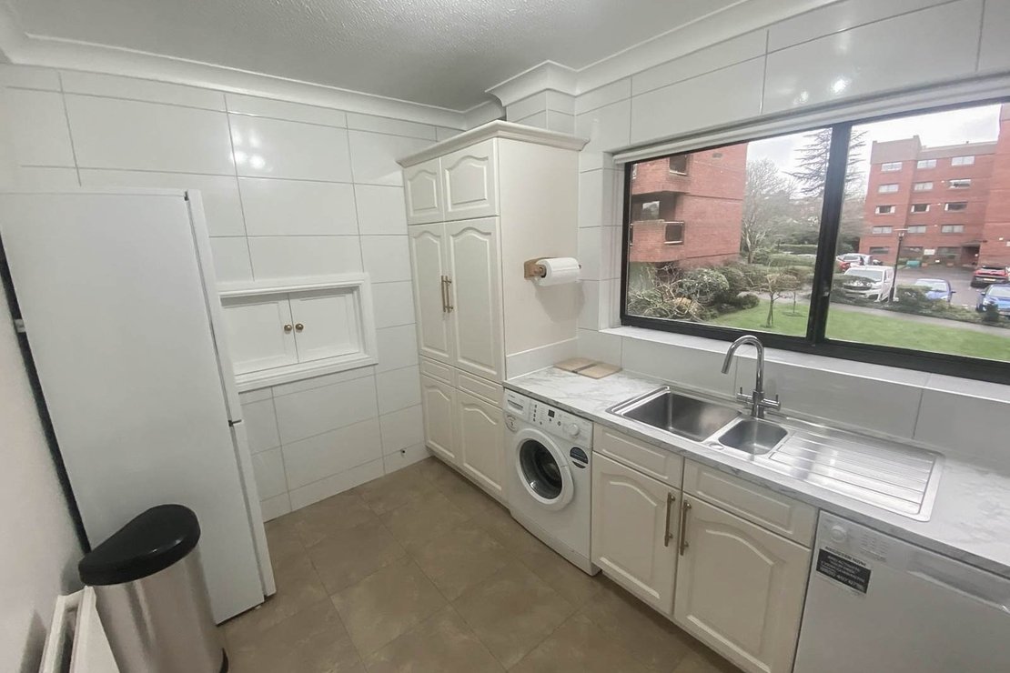 2 bedroom Flat for sale in Spencer Close-view4