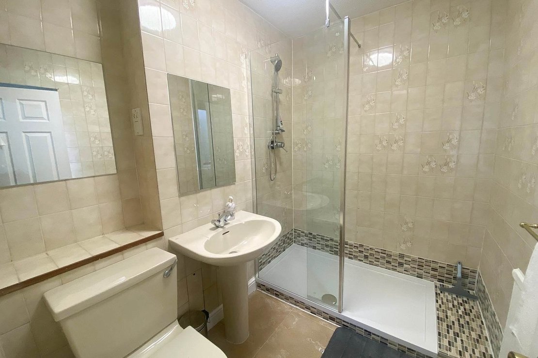 2 bedroom Flat for sale in Spencer Close-view6