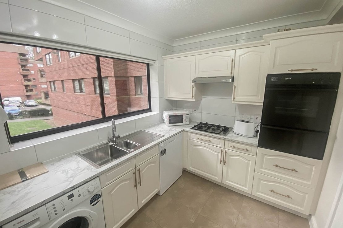 2 bedroom Flat for sale in Spencer Close-view3