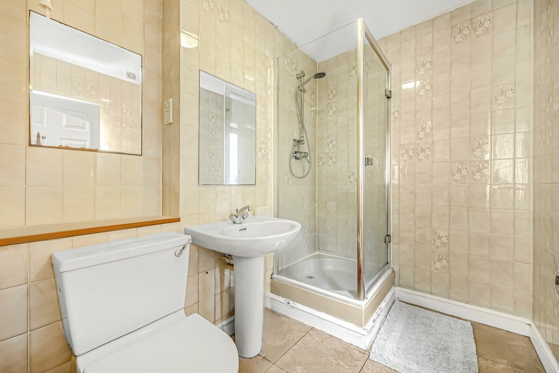 2 bedroom Flat for sale in Spencer Close-view9