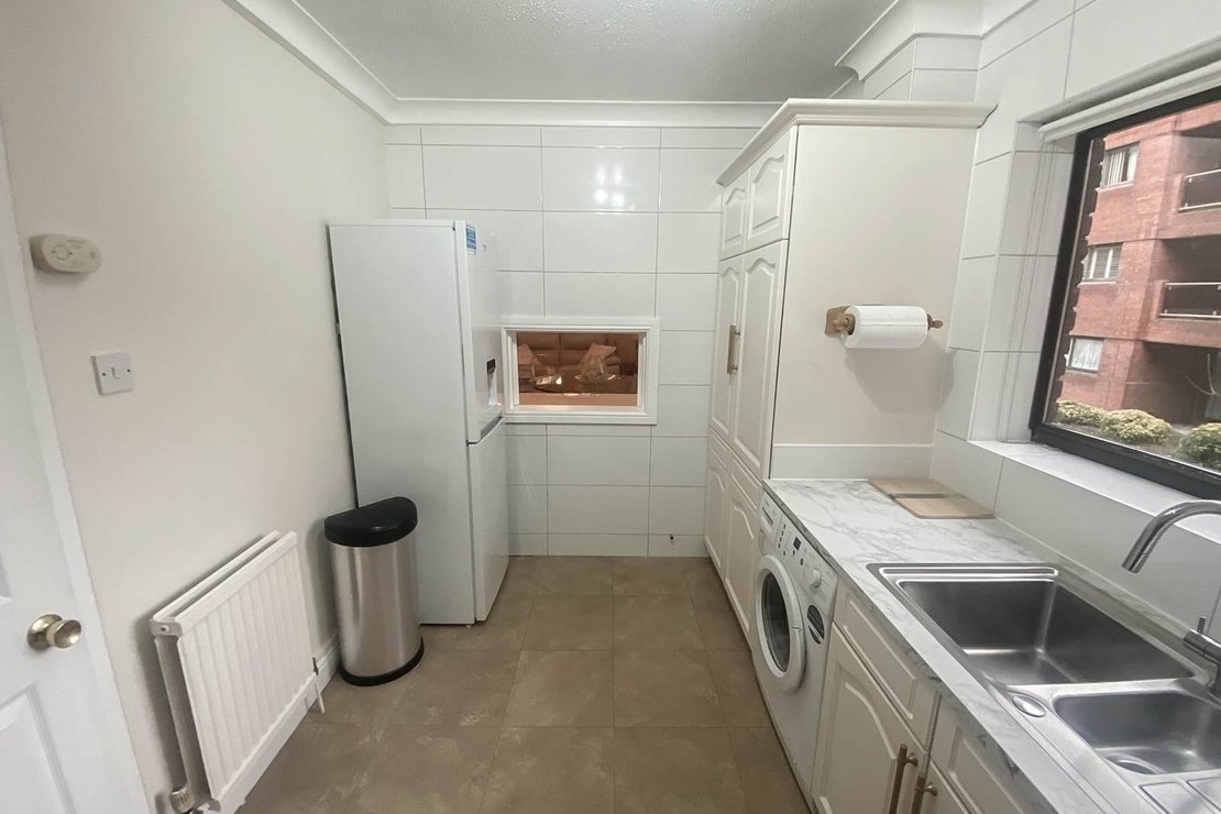 2 bedroom Flat for sale in Spencer Close-view5