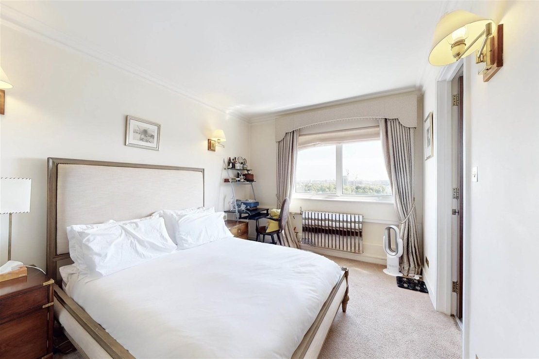 3 bedroom Flat for sale in St Edmunds Terrace-view5