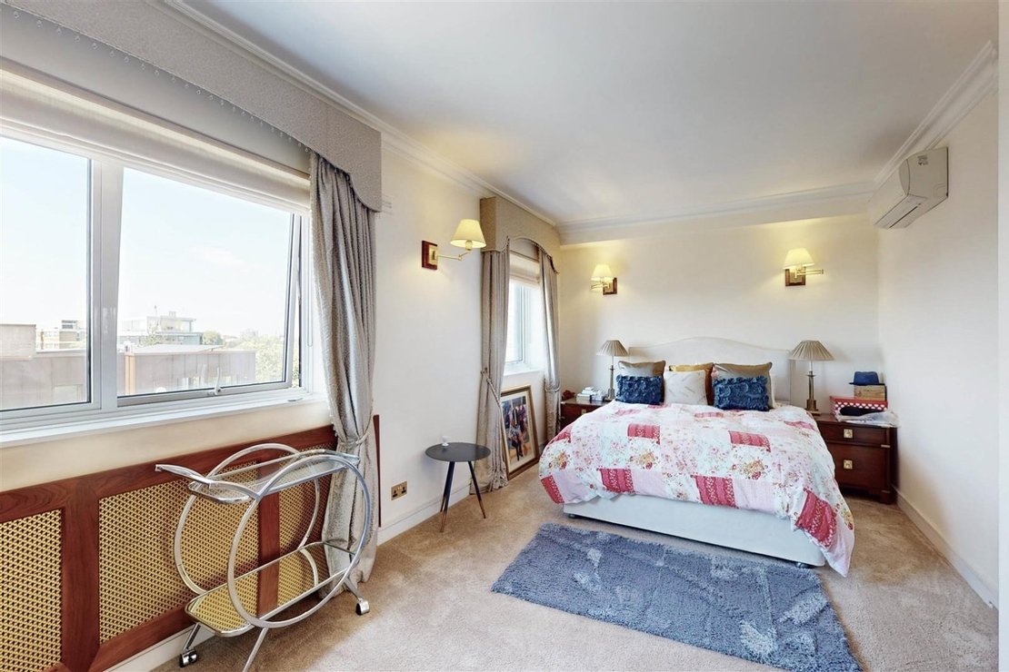 3 bedroom Flat for sale in St Edmunds Terrace-view16