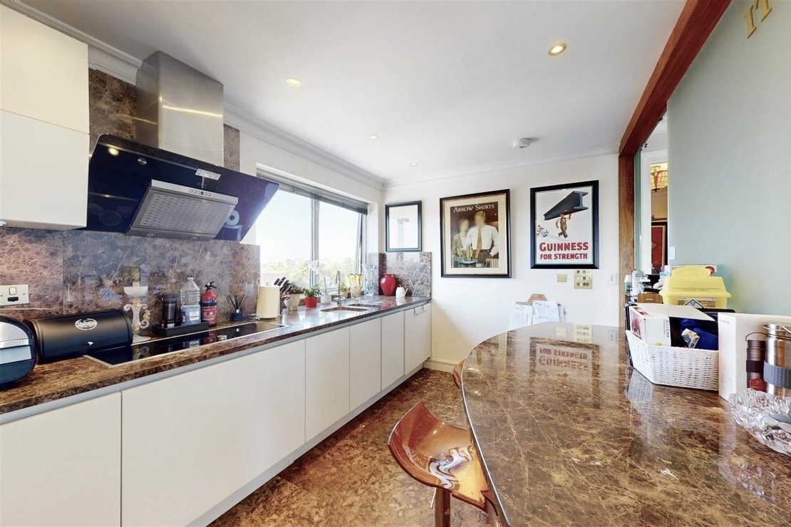 3 bedroom Flat for sale in St Edmunds Terrace-view2