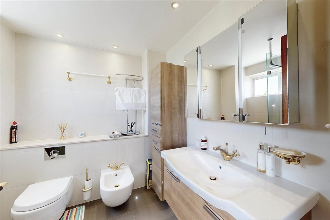 3 bedroom Flat for sale in St Edmunds Terrace-view12