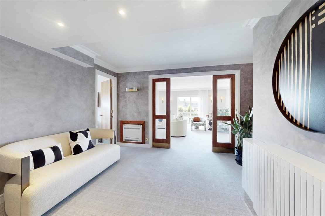 3 bedroom Flat for sale in St Edmunds Terrace-view11