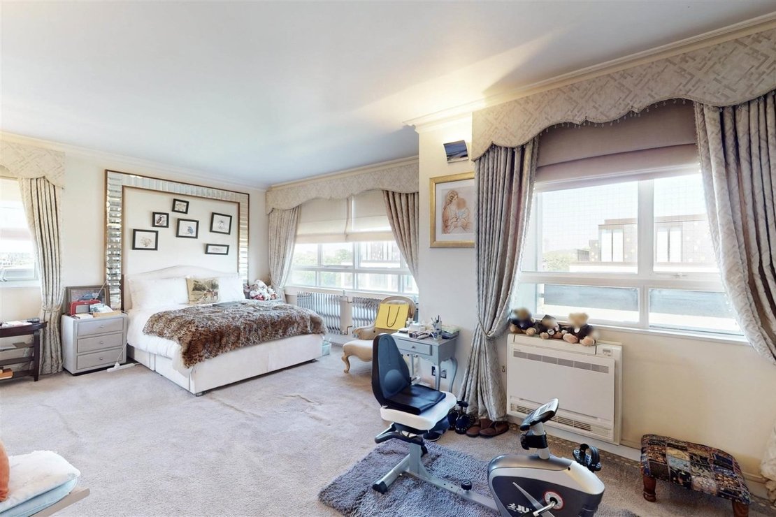 3 bedroom Flat for sale in St Edmunds Terrace-view18
