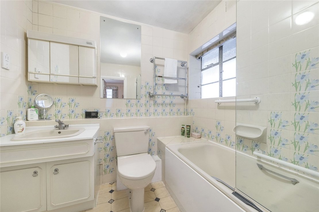 3 bedroom Flat for sale in Stockleigh Hall-view6