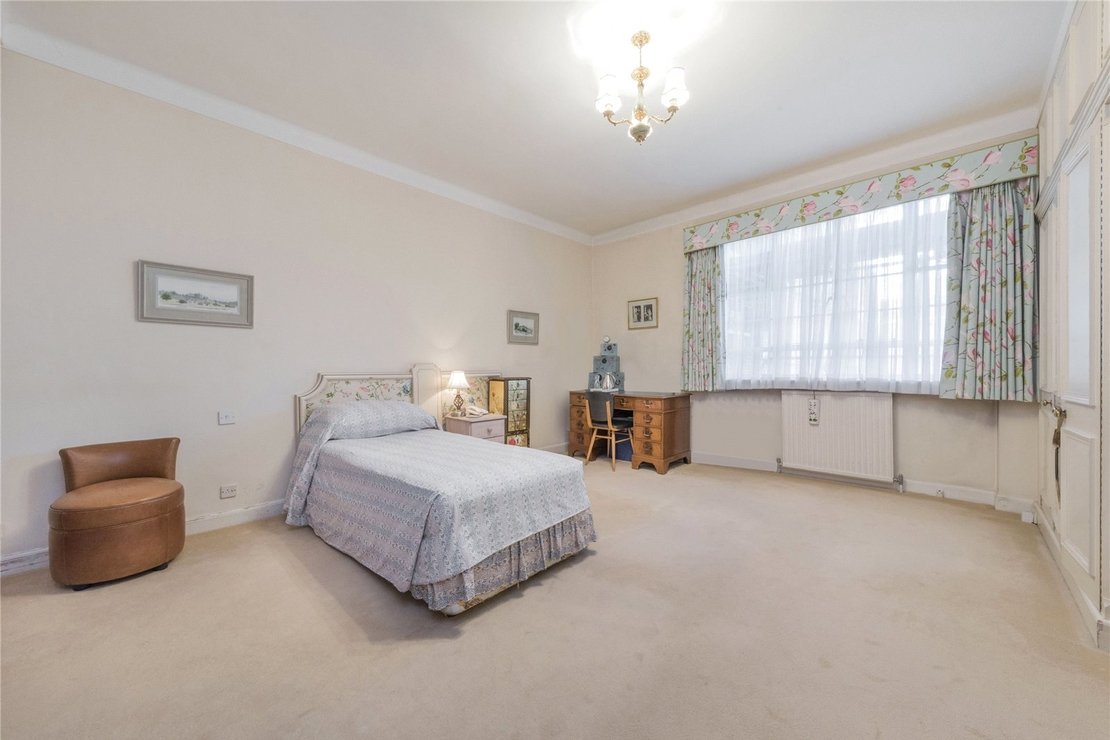 3 bedroom Flat for sale in Stockleigh Hall-view5