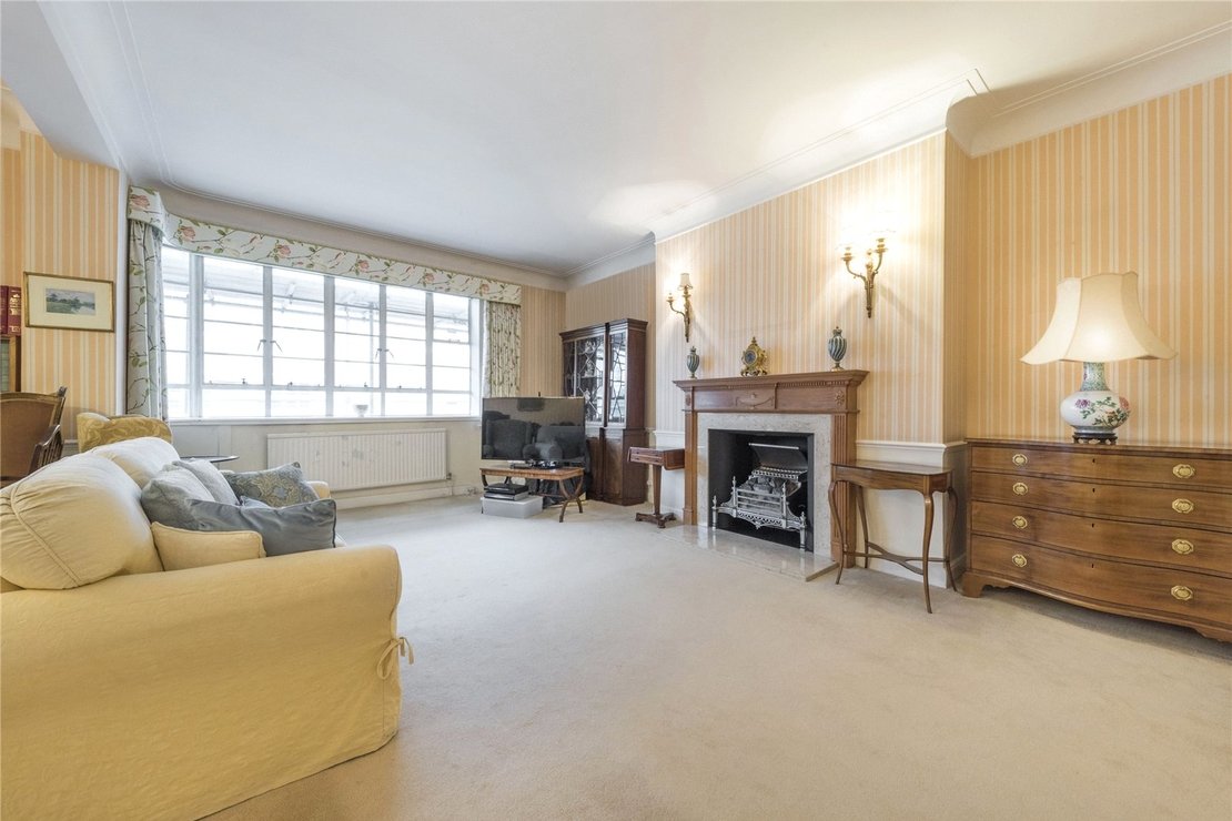 3 bedroom Flat for sale in Stockleigh Hall-view8