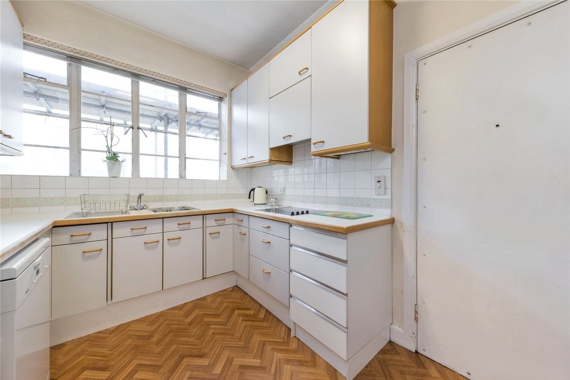 3 bedroom Flat for sale in Stockleigh Hall-view3