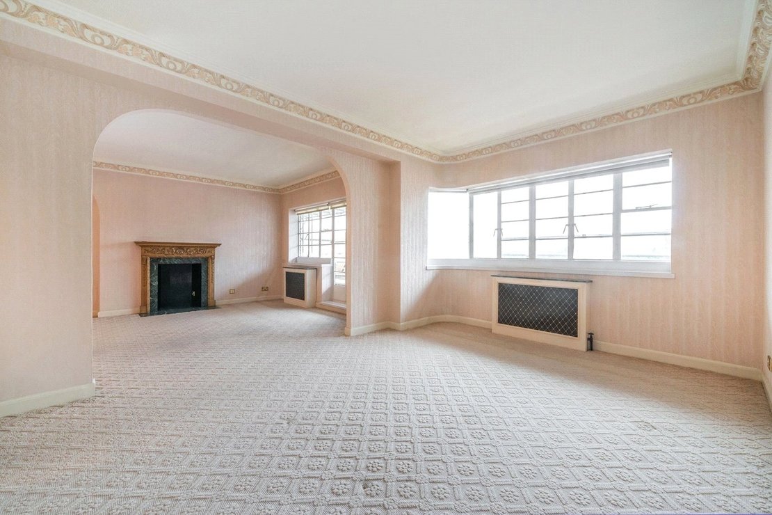 3 bedroom Flat for sale in Stockleigh Hall-view2