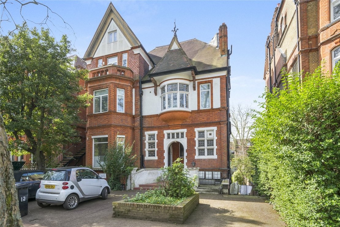 3 bedroom Flat for sale in Strathray Gardens-view1