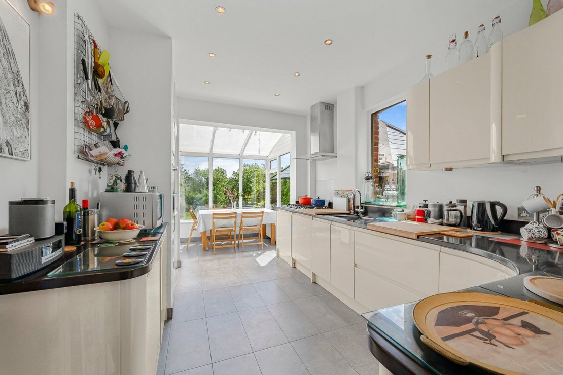 3 bedroom Flat for sale in The Avenue-view4