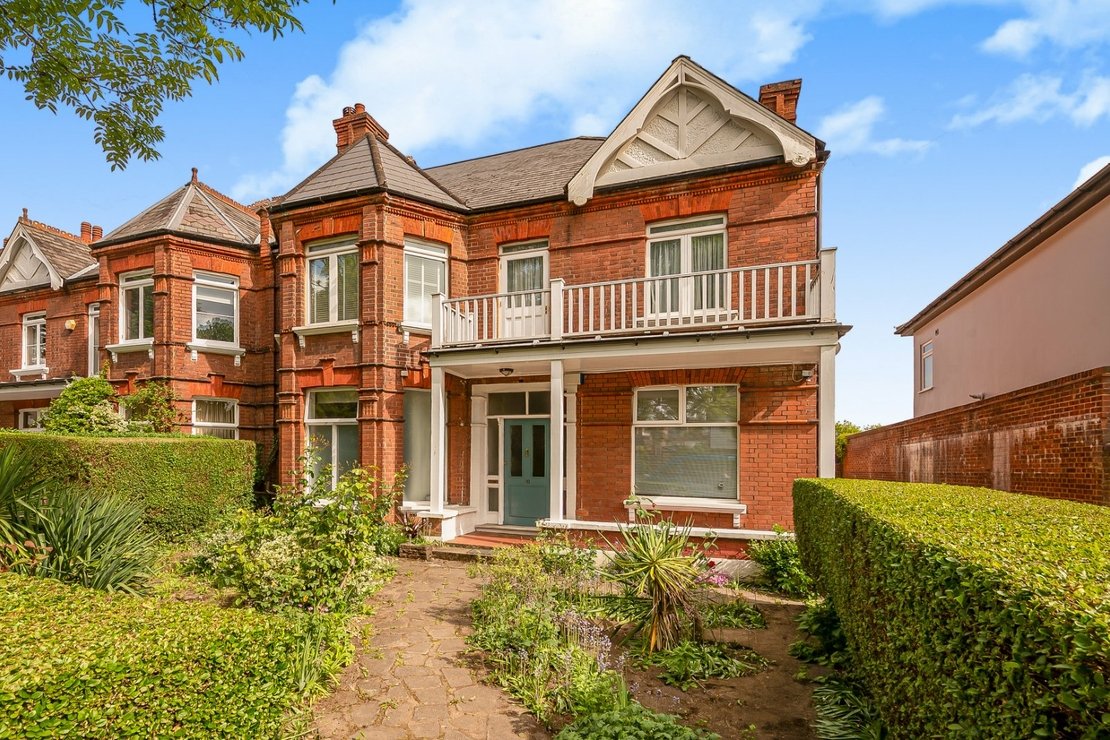 3 bedroom Flat for sale in The Avenue-view1