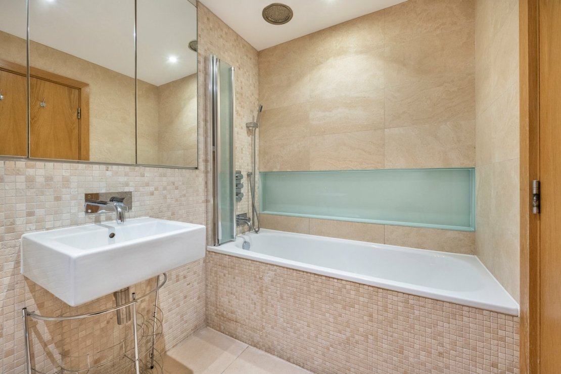 2 bedroom Flat for sale in The Panoramic-view4