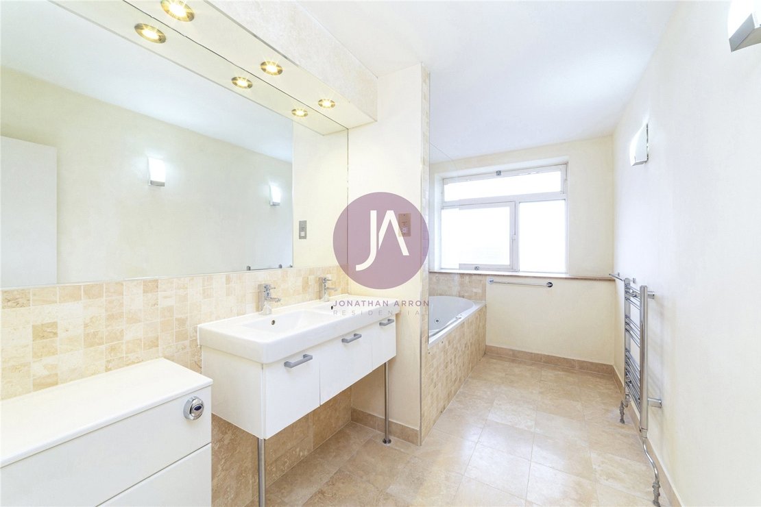 3 bedroom Flat for sale in Walsingham-view5