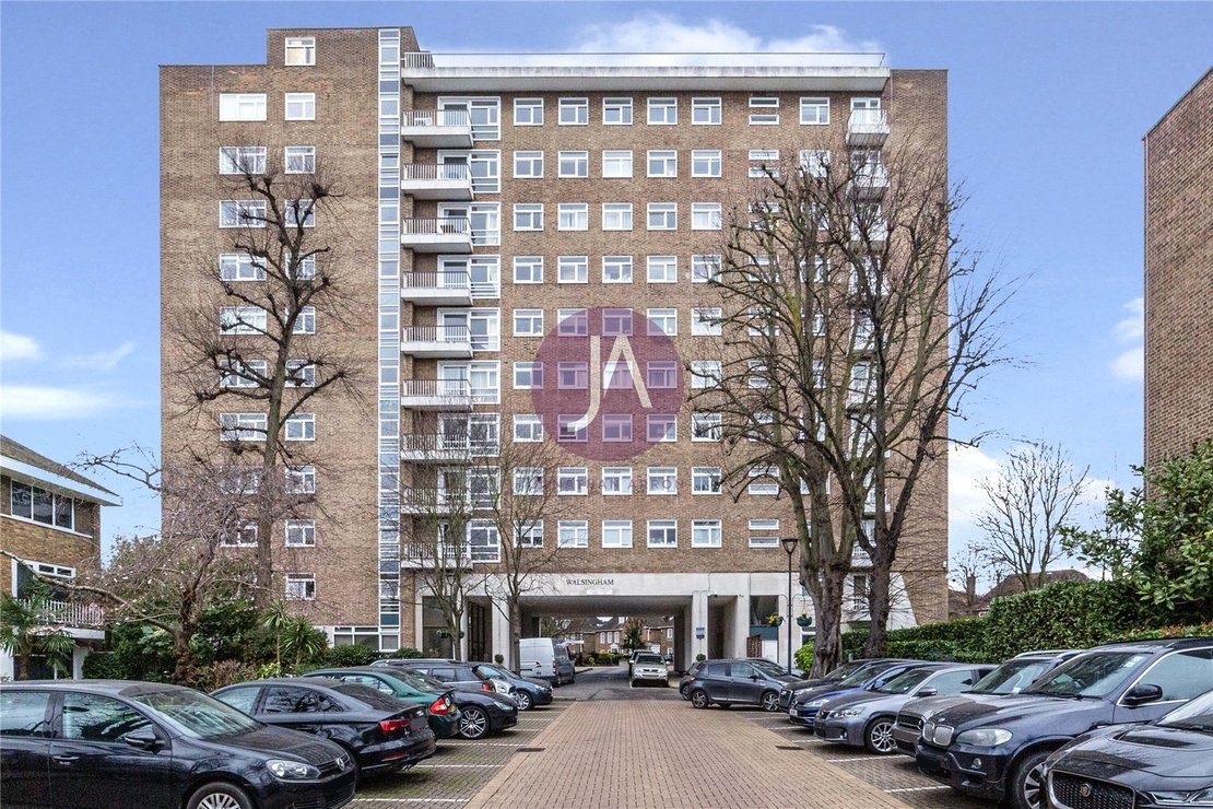 3 bedroom Flat for sale in Walsingham-view1