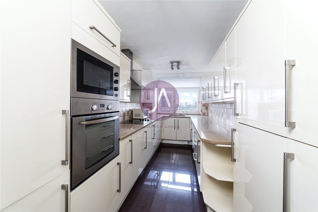 3 bedroom Flat for sale in Walsingham-view3