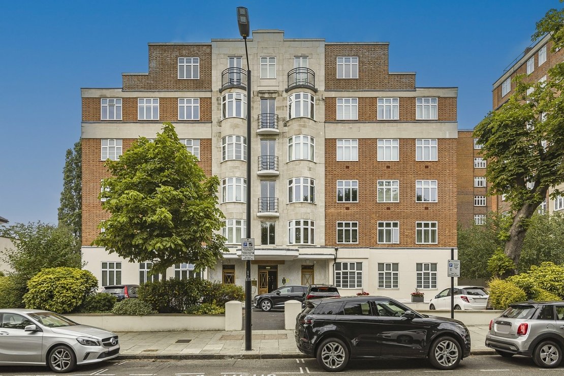 3 bedroom Flat for sale in William Court-view1
