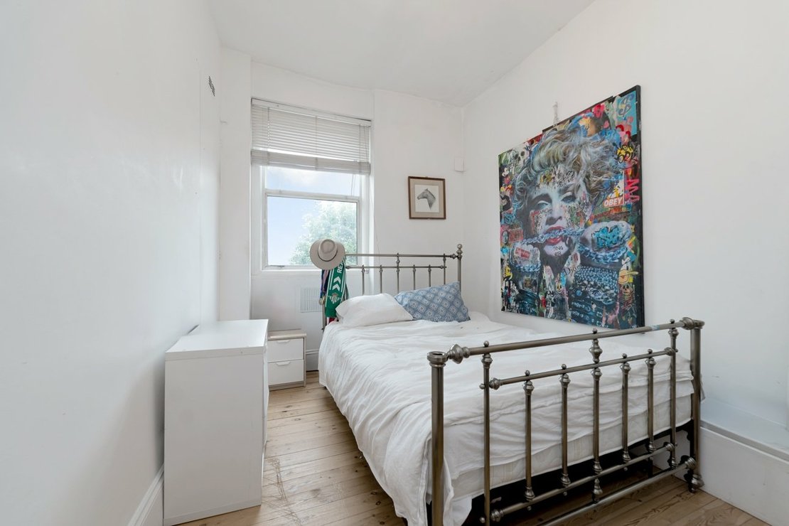 4 bedroom Flat for sale in Winchester Avenue-view8