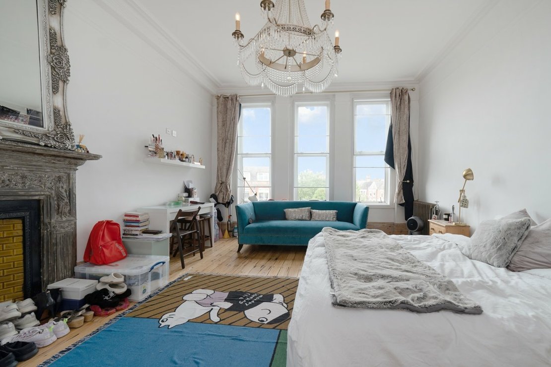 4 bedroom Flat for sale in Winchester Avenue-view9