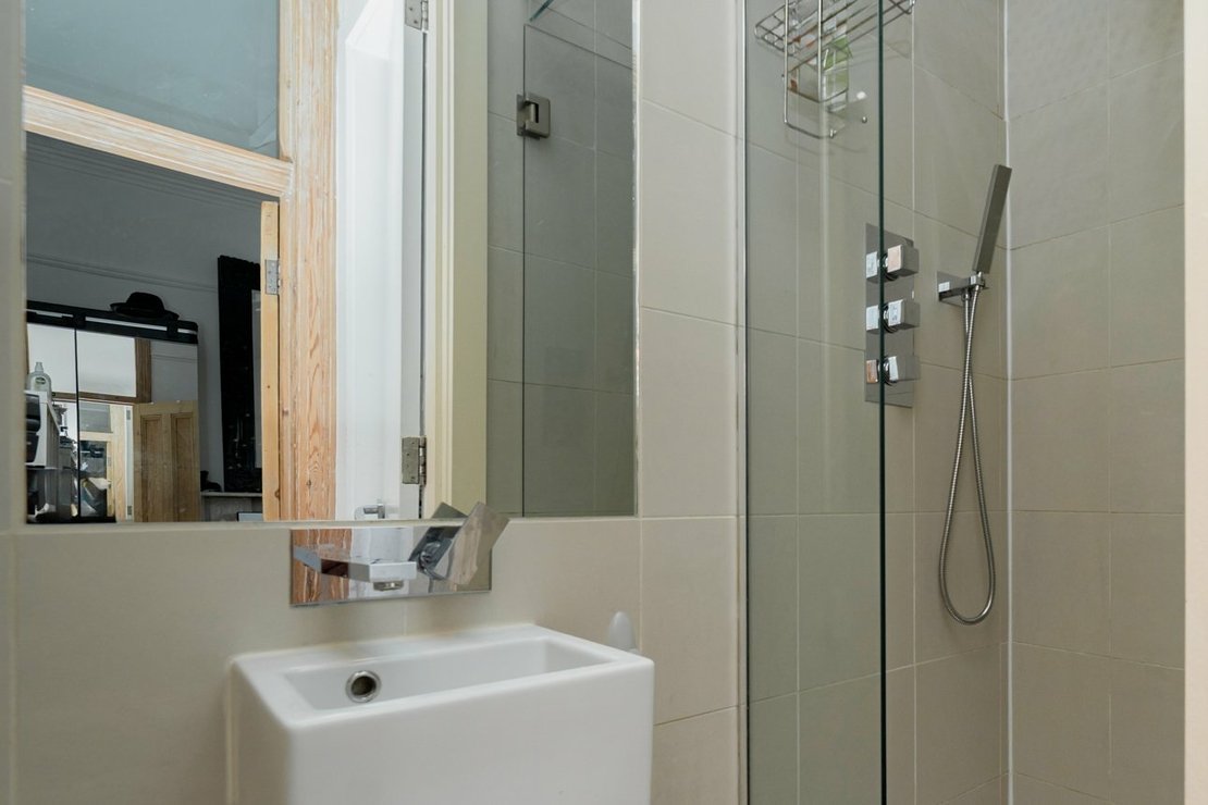 4 bedroom Flat for sale in Winchester Avenue-view11