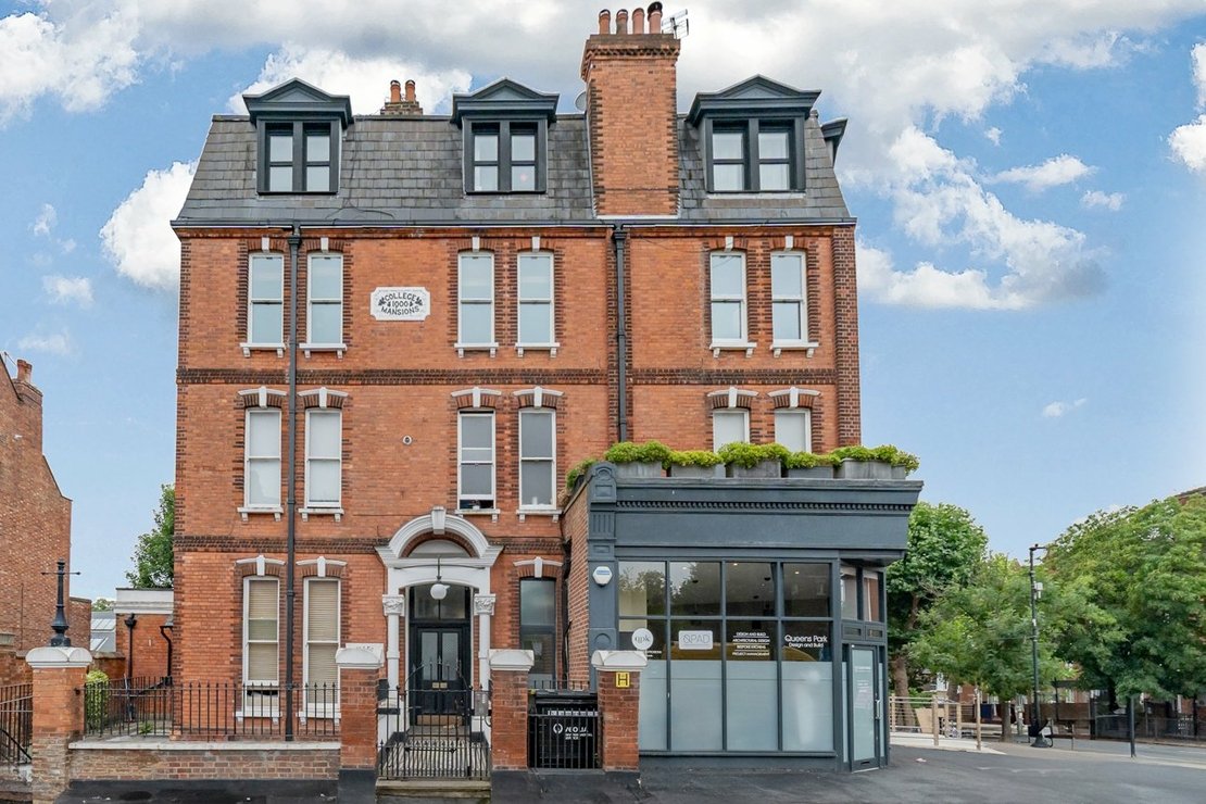 4 bedroom Flat for sale in Winchester Avenue-view1