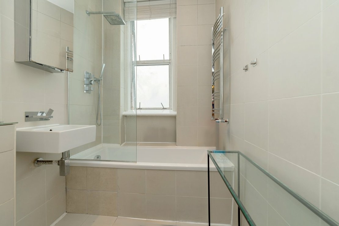 4 bedroom Flat for sale in Winchester Avenue-view6