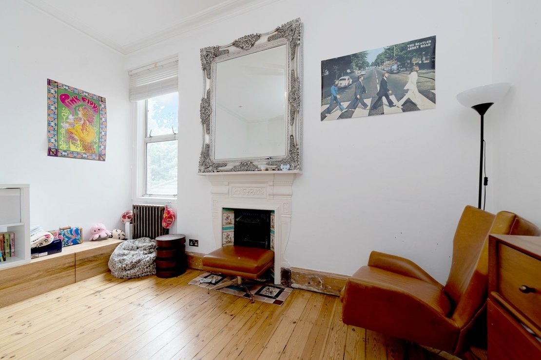 4 bedroom Flat for sale in Winchester Avenue-view4