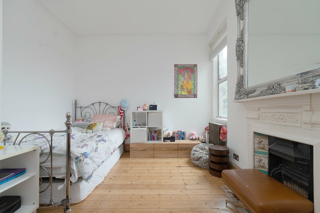 4 bedroom Flat for sale in Winchester Avenue-view7