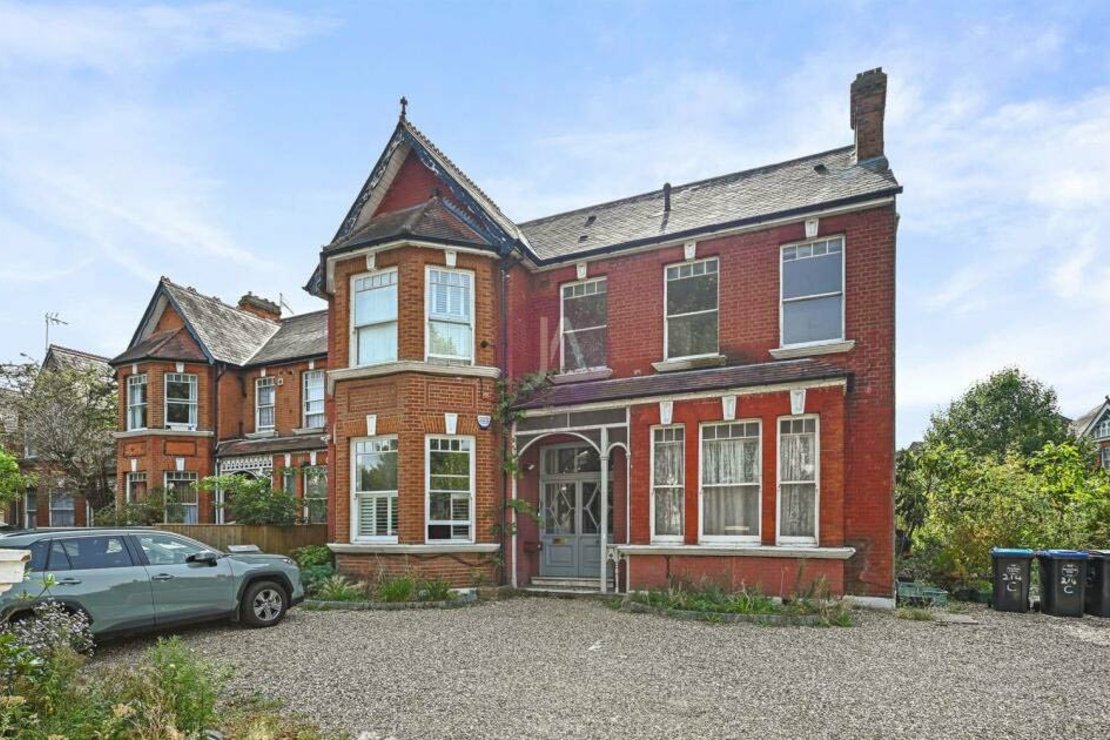 3 bedroom Flat to rent in 214 Walm Lane-view1