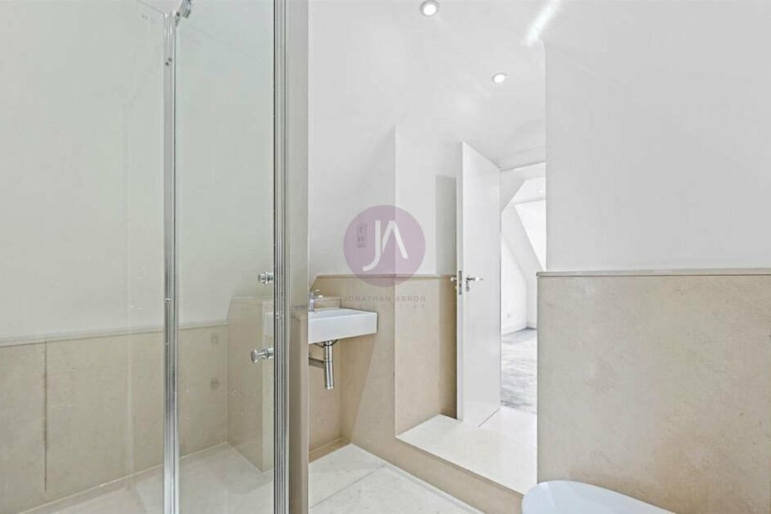 3 bedroom Flat to rent in 214 Walm Lane-view8