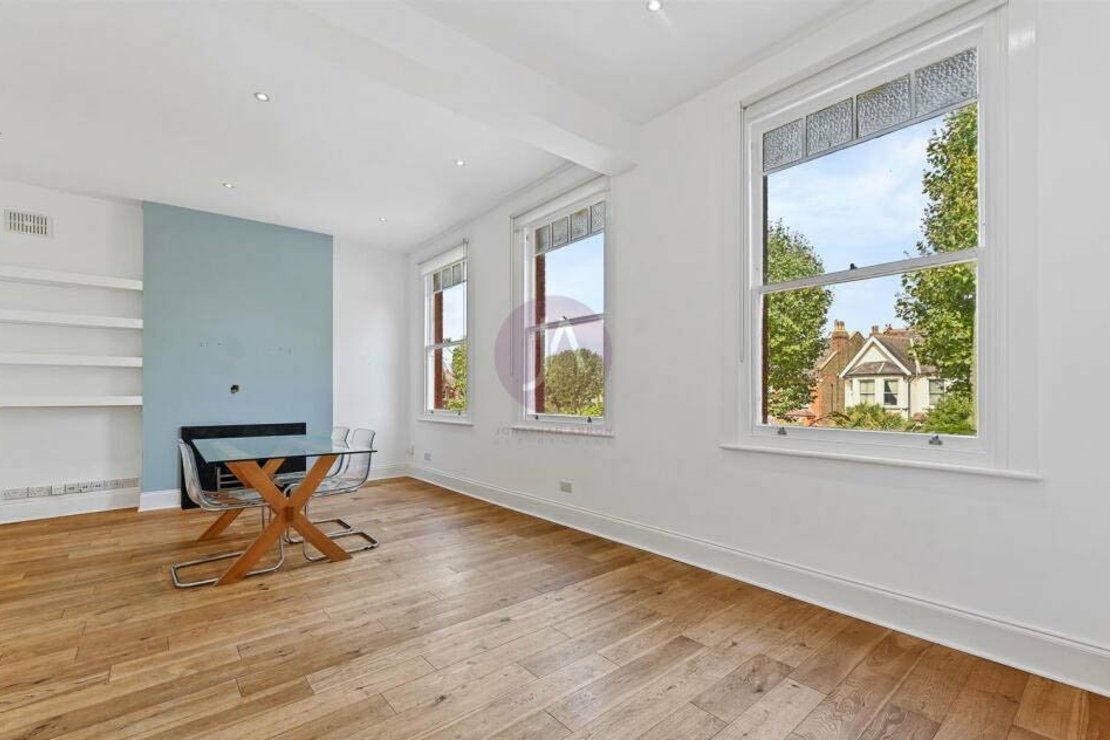 3 bedroom Flat to rent in 214 Walm Lane-view2