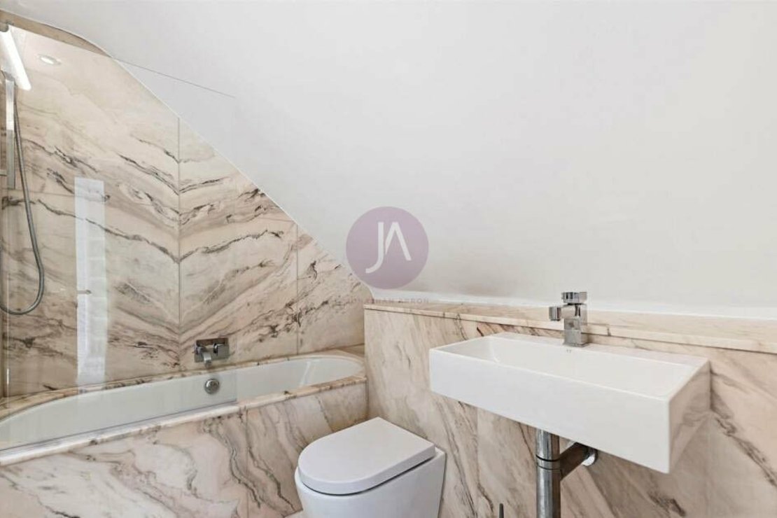 3 bedroom Flat to rent in 214 Walm Lane-view9