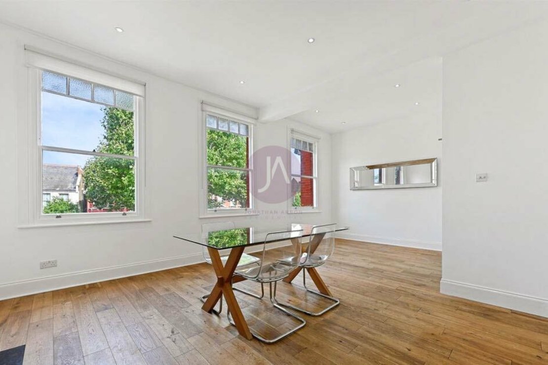 3 bedroom Flat to rent in 214 Walm Lane-view3