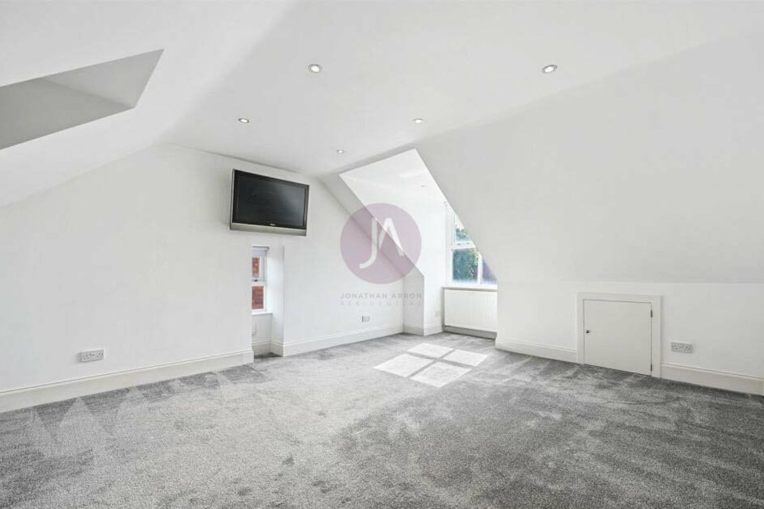 3 bedroom Flat to rent in 214 Walm Lane-view5